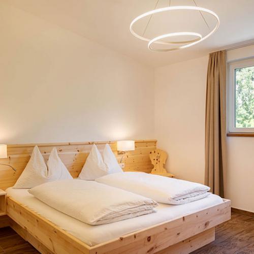 Schlafzimmer mit Zirbenbett