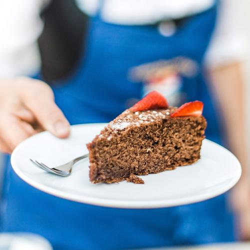 Schokoladenkuchen mit Erdbeeren